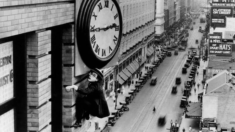 Harold Lloyd em cena de 'O Homem-Mosca' (1923)