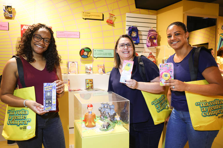 As amigas, na Paula Silva Mello Moura, 41; Patrícia Mendonça, 46; e Aline Oliveira dos Santos, 34 (da esq. para a dir.) em loja de brinquedos antigos vendidos a preços simbólicos no largo Sao Bento