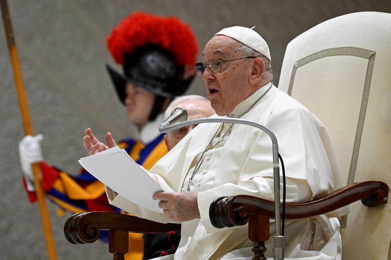 Papa Francisco discursa durante audiência realizada no Vaticano