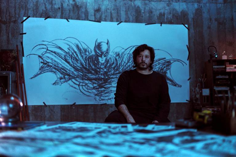 O quadrinista Rafael Grampá durante filmagem de um curta de divulgação da HQ  "Batman: Gárgula de Gotham", em um galpão em Morumbi, em São Paulo