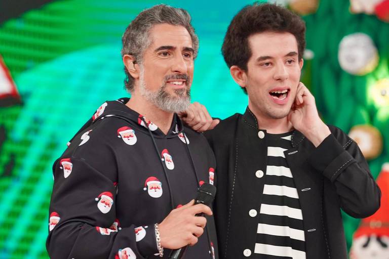 O apresentador Marcos Mion recebe o filho mais velho, Romeo, em especial de Natal do Caldeirão