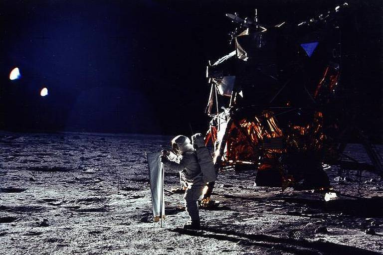 astronauta faz experimento científico no solo lunar