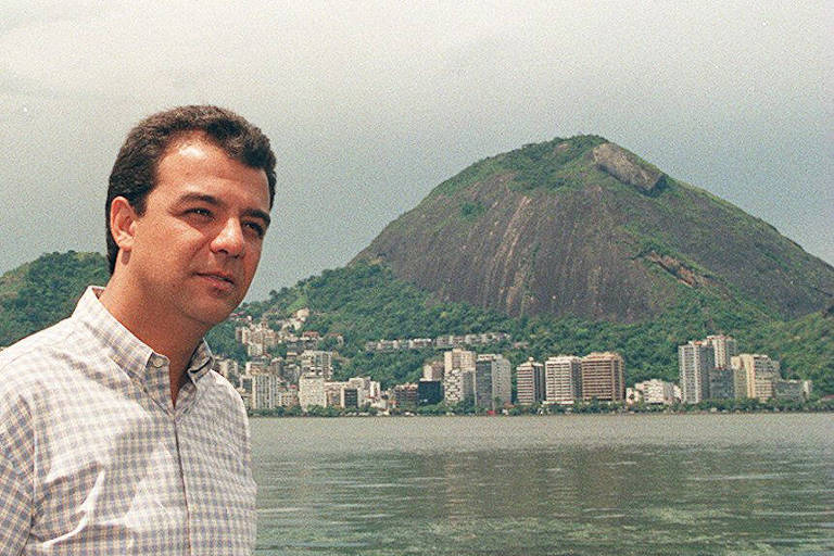O ex-governador começou a carreira política conhecido como Sérgio Cabral Filho, ao herdar o nome do pai, conhecido jornalista fundador do "Pasquim". Foi eleito deputado pela primeira vez em 1990, e tentou ser prefeito da capital em 1992, sem sucesso.