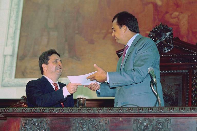 Sérgio Cabral exerceu a presidência da Assembleia Legislativa do Rio de Janeiro de 1995 a 2003, período em que viveu conflitos com o então governador Anthony Garotinho, que viria a ser um de seus principais rivais políticos; na foto, recebe carta de renúncia de Garotinho