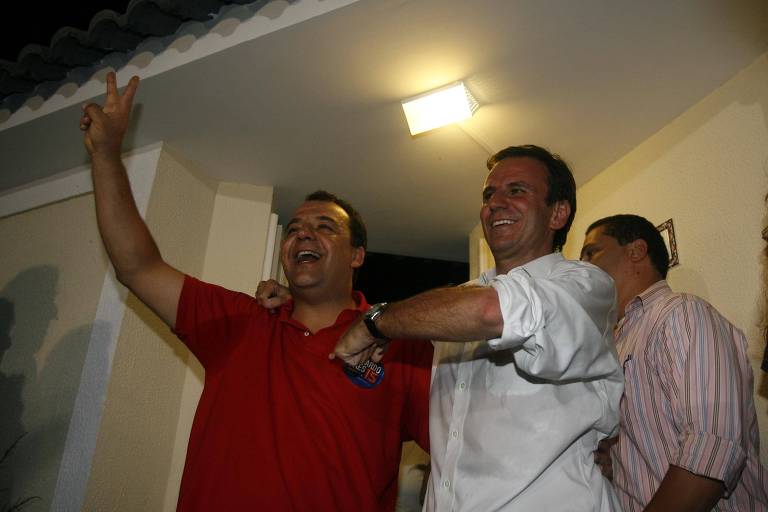 Eduardo Paes se elegeu pela primeira vez prefeito do Rio de Janeiro em 2008 pelo PMDB com forte apoio do ex-governador Sérgio Cabral, de quem foi secretário; na foto, os dois comemoram a vitória no segundo turno
