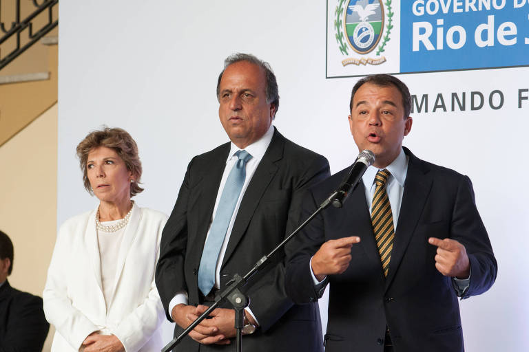 Sérgio Cabral renunciou ao governo em abril de 2014 e transmitiu o cargo para Luiz Fernando Pezão, seu vice, que acabaria reeleito numa campanha em que escondeu o antecessor, já sob forte desgaste político