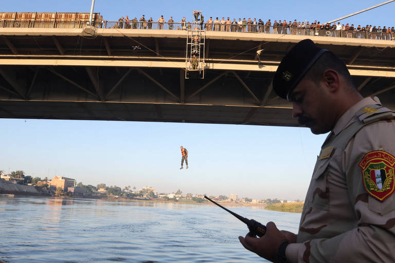 Cadetes pulam de ponte em exercício no Iraque; veja fotos de hoje
