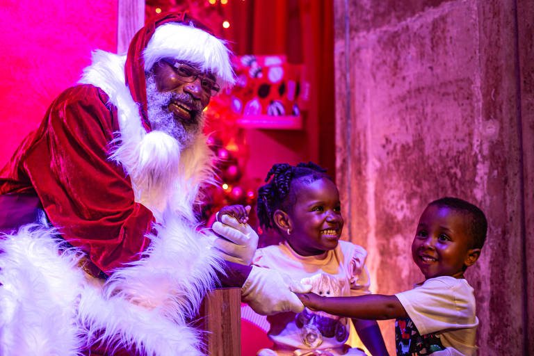 Papais Noéis negros fazem crianças vibrarem no Natal de Salvador: 'Da minha cor!'