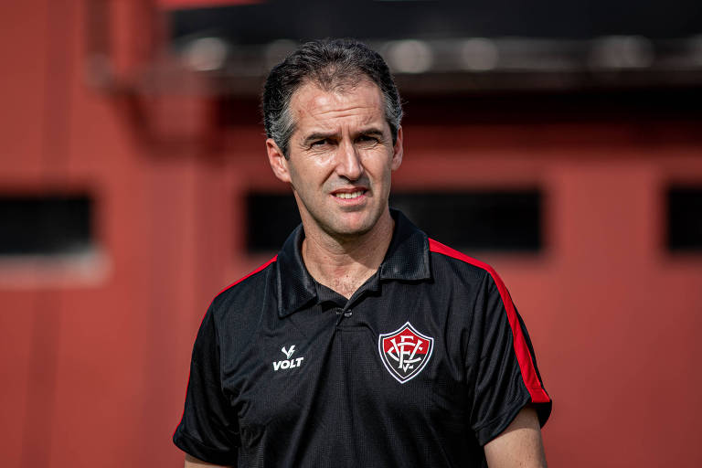 Léo Condé, técnico do Vitória, durante partida contra o Jacuipense pelo Campeonato Baiano