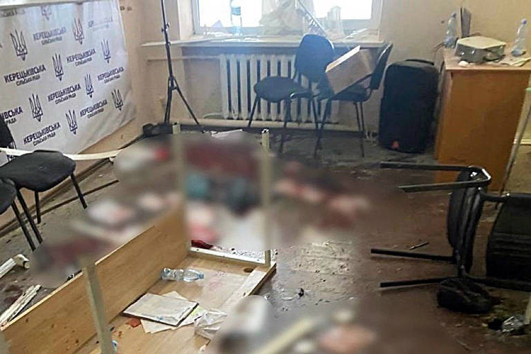 Deputado local da Ucrânia detona granadas em prédio do governo e fere 26