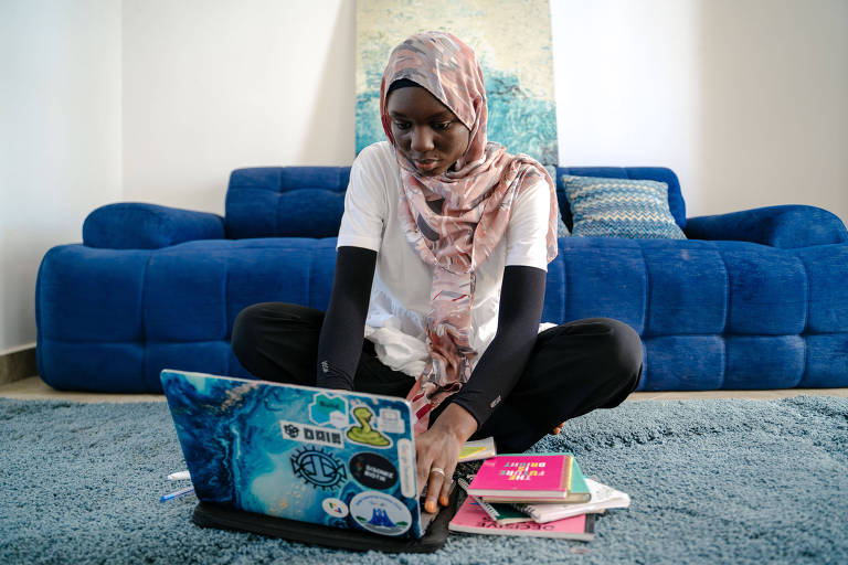 mulher com hijab usando computador