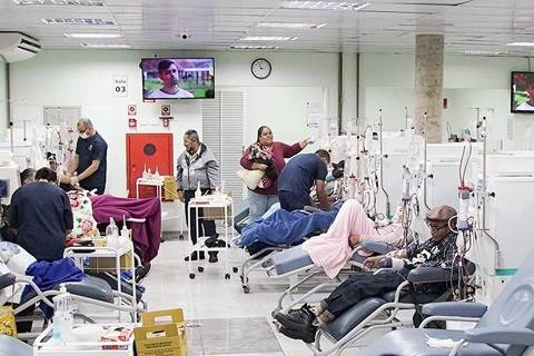  Pacientes passam por sessão de hemodiálise em clínica habilitada pelo SUS; aporte da Prefeitura amplia oferta dos serviços 