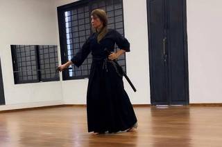 Irailde Carvalho Souza, que aprendeu a praticar o iaidô na internet