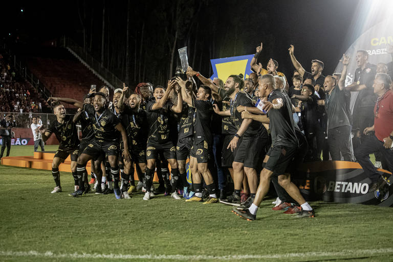 Campeões brasileiros na Série B de 2022 - 20/12/2021 - Futebol - Fotografia  - Folha de S.Paulo