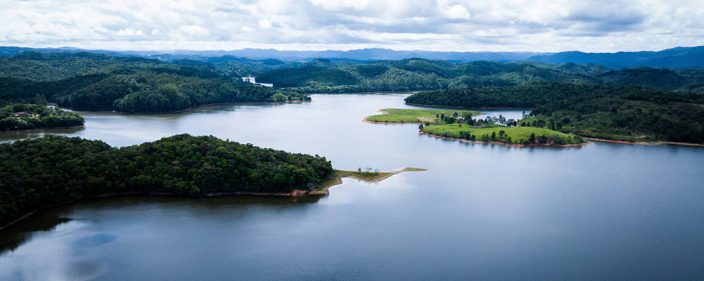 Imagem mostra um grande lago com braços de terra arborizados 