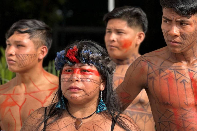 Indígenas com o rosto pintado