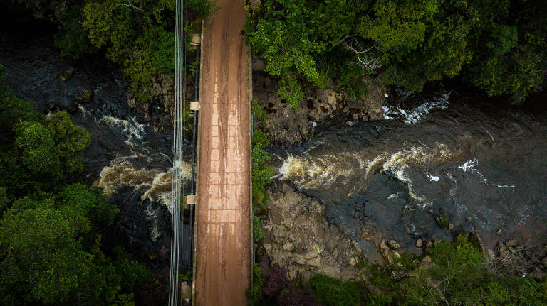 Ponte sobre o rio Juquiá, próximo ao encontro com o Rio São Lourenço, na Região Metropolitana de São Paulo