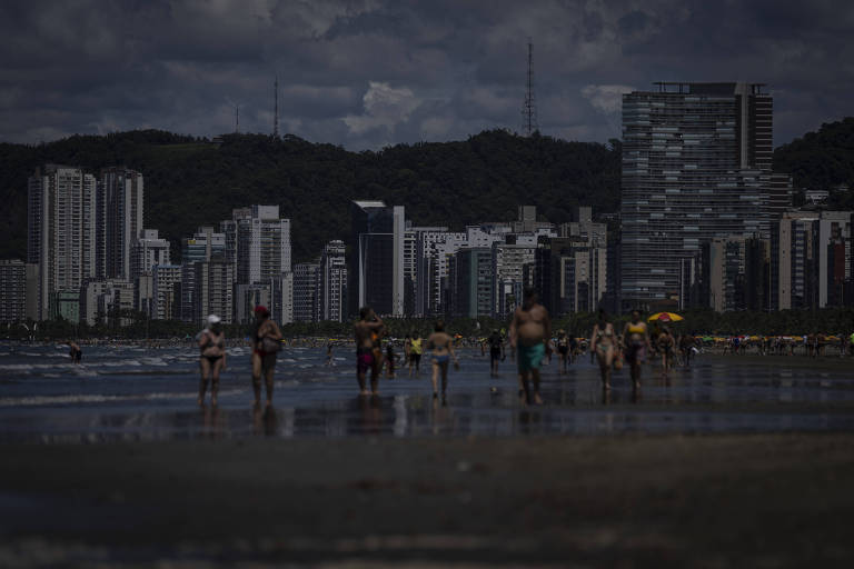 Praia do Boqueirão, em Santos, avaliada como péssima (imprópria em mais de 50% das medições) desde 2018