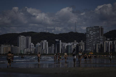 SANTOS, SP, BRASIL, 08-12-2023: Praia do Boqueirão, em Santos, que teve a qualidade da água avaliada como ruim. (Foto: Bruno Santos/ Folhapress) *** FSP-COTIDIANO*** EXCLUSIVO FOLHA***