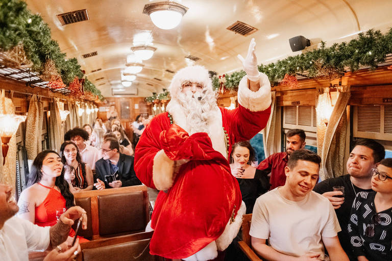 Papai Noel é uma das atrações das viagens noturnas do Trem do Vinho, no Rio Grande do Sul