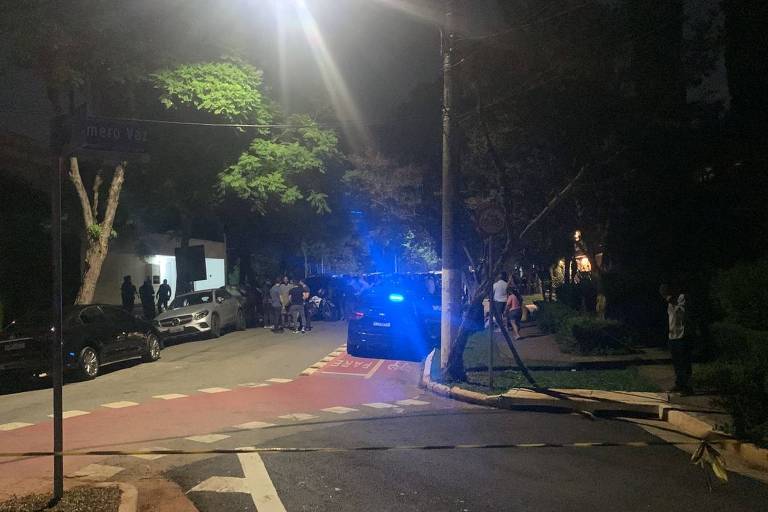 Movimentação de policiais na praça Homero Vaz do Amaral, no Jardim América, zona oeste de São Paulo