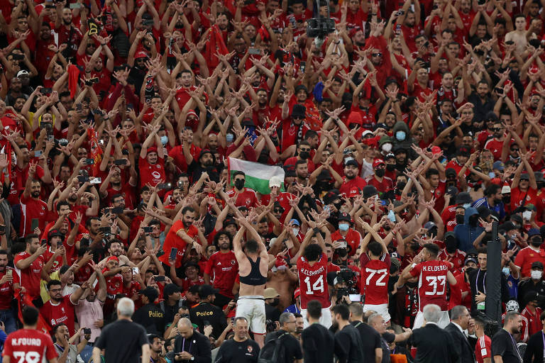 Jogadores do Al Ahly, do Egito, festejam diante da torcida no estádio Rei Abdullah, em Jiddah, depois da vitória sobre o Al Ittihad no Mundial de Clubes