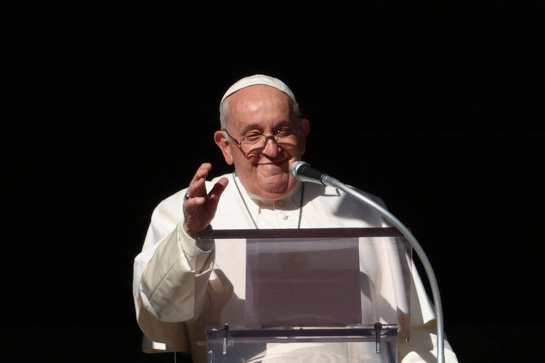 Papa Francisco fala em púlpito no Vaticano