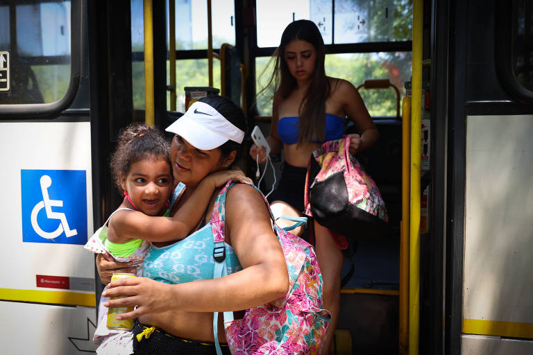 Passageiros aproveitam o primeiro dia de tarifa zero no ônibus para irem ao Sesc Itaquera, na zona leste de SP 