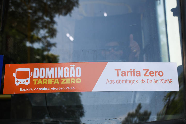 Frente de ônibus com faixa com a frase 'Domingão tarifa zero'