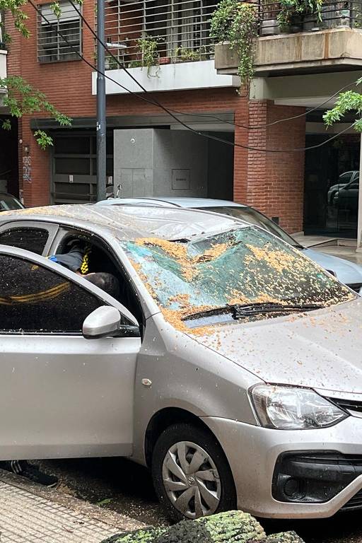 Carro está com o teto amassado por objeto que caiu em cima