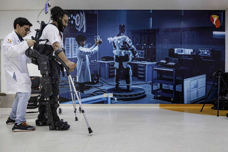 'Primeiro o pé direito': cadeirantes testam novos exoesqueletos que permitem 'caminhar'