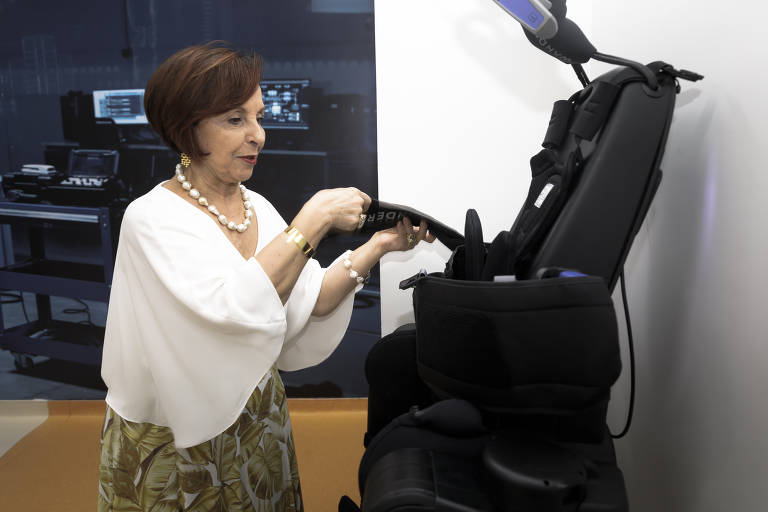 A pesquisadora Linamara Rizzo Battistella observa os novos exoesqueletos