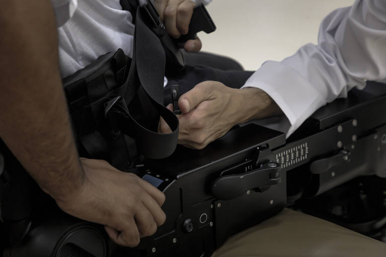 Fisioterapeutas ajustam o ExoAtlet ao corpo de Levi