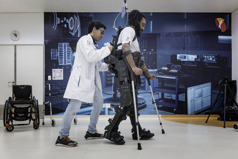 Após os primeiros passos com auxílio do andador, Levi testa o uso de muletas pela 1ª vez