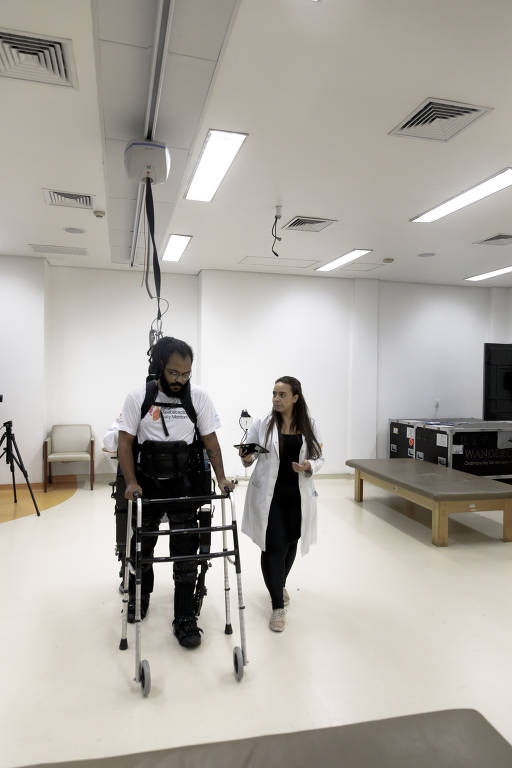 Pela tela do tablet, fisioterapeuta acompanha os sinais vitais de Levi