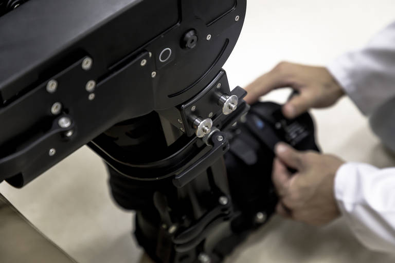 Fisioterapeutas ajustam o ExoAtlet ao corpo de Levi