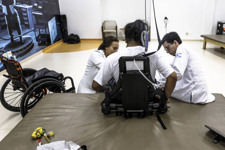 Fisioterapeutas ajustam o ExoAtlet às medidas de Levi