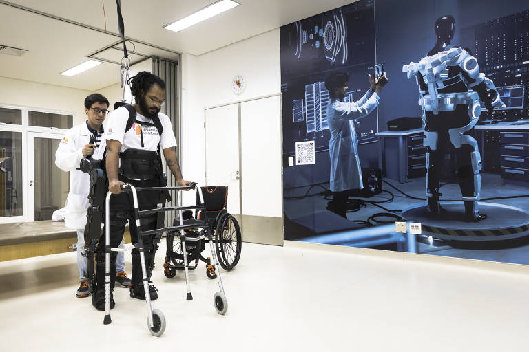 Com a ajuda do fisioterapeuta, Levi dá os primeiros passos com o exoesqueleto