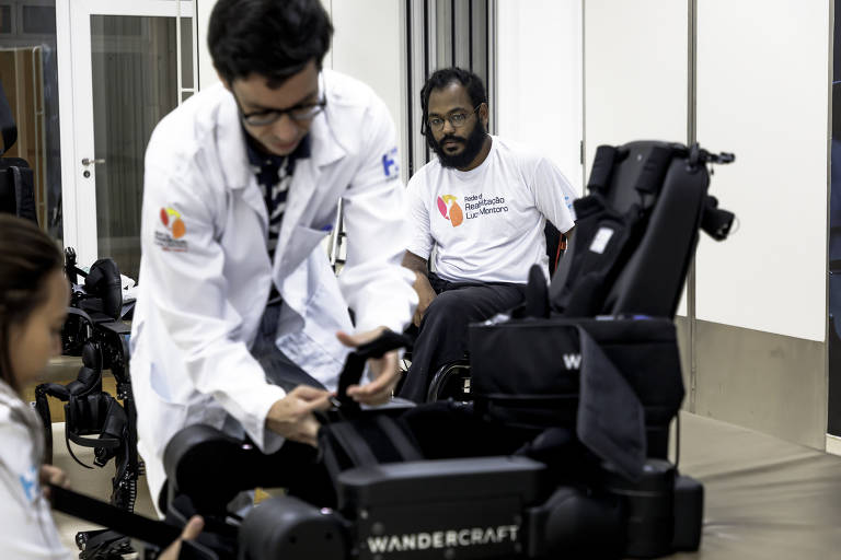 Fisioterapeutas ajustam o ExoAtlet às medidas de Levi