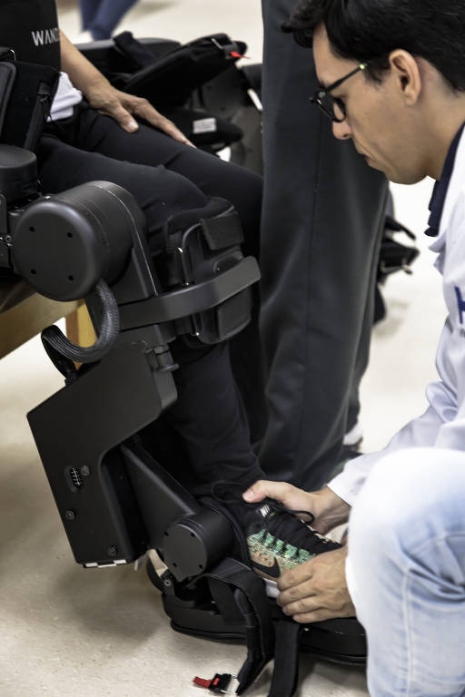 Fisioterapeutas ajustam o Atalante X ao corpo de Helena