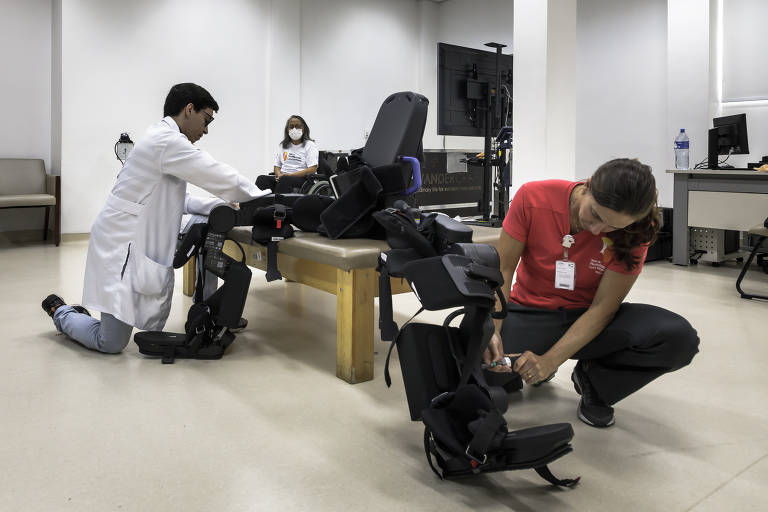 Cadeirantes testam pela 1ª vez exoesqueletos recém-chegados ao Brasil