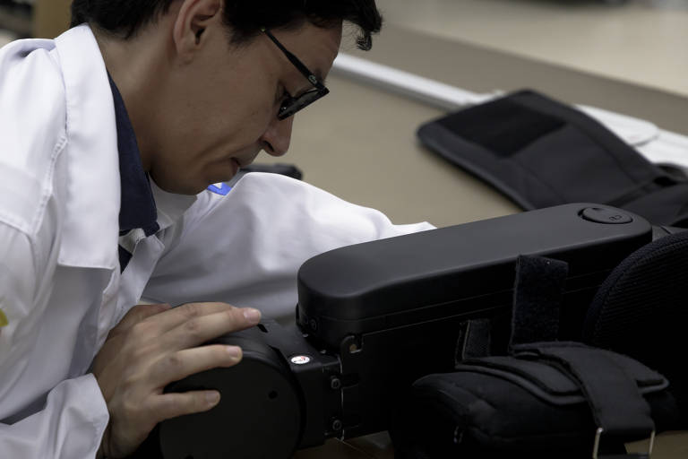 Fisioterapeutas ajustam o Atalante X ao corpo de Helena