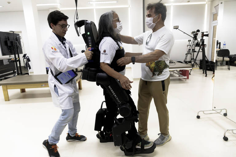 Helena caminha no sentido do marido, que observa emocionado os passos da esposa