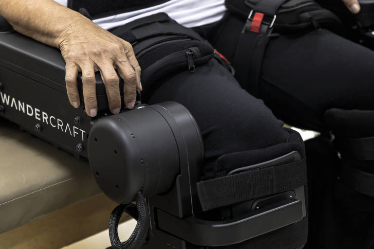 Finalizados os ajustes, Helena está pronta para ficar de pé