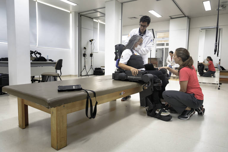 Finalizados os ajustes, Helena está pronta para ficar de pé