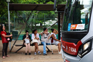 Passageiros aguardam em ponto de ônibus no primeiro dia de tarifa zero aos domingos  São Paul