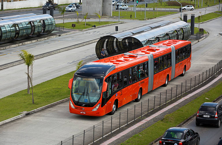 ônibus biarticulado