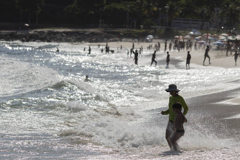 Enquanto praia do Flamengo vira 'Caribrejo', Leblon fica estagnado com qualidade ruim da água