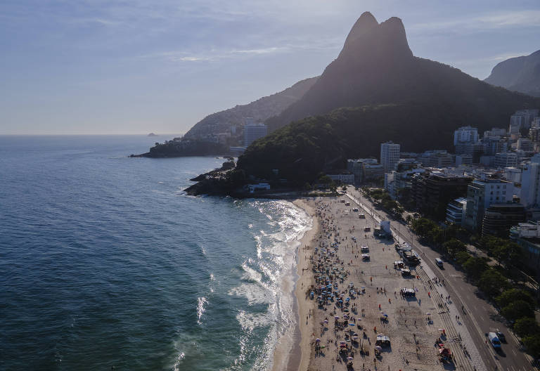 Visão aérea da praia do Leblon, no Rio de Janeiro