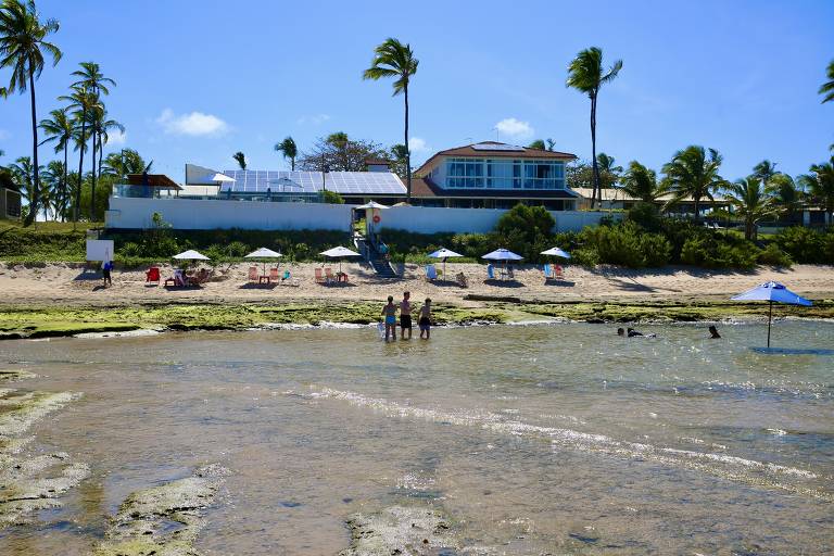 A praia à frente da pousada A Capela forma uma piscina com a água do mar